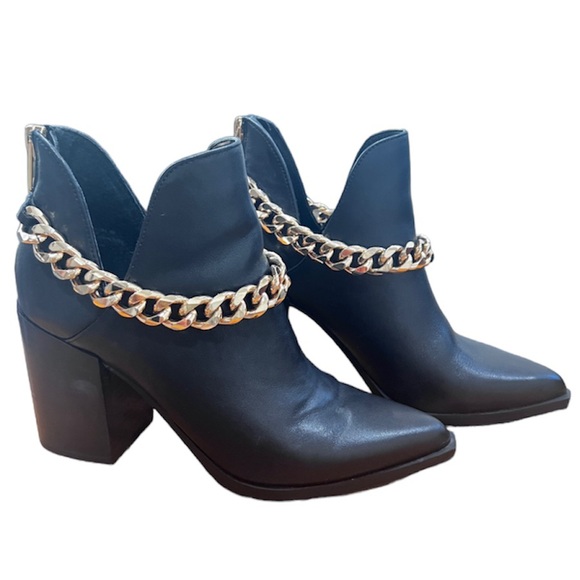 Steve Madden Cedar Black Leather With Gold
Chain Ankle Booties size 6 - Picture 3 of 7